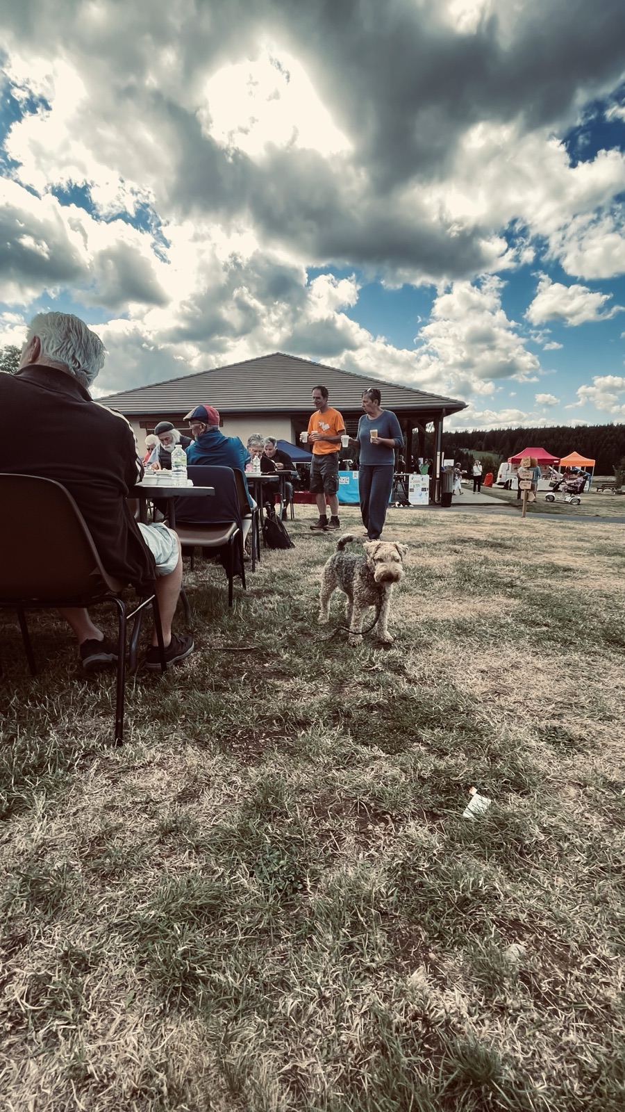 Visiteurs déambulant entre les stands