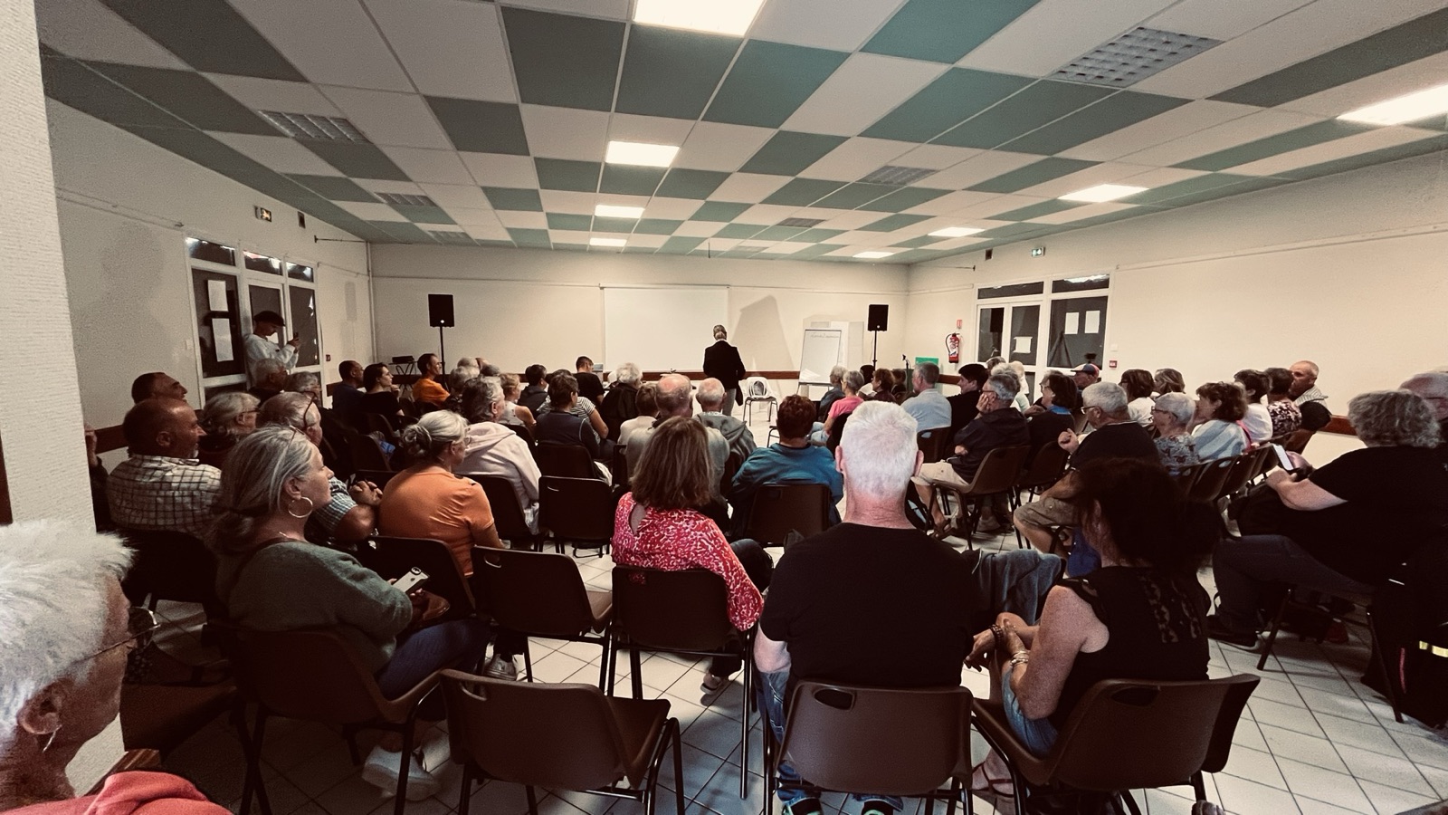 Public attentif lors d'une conférence