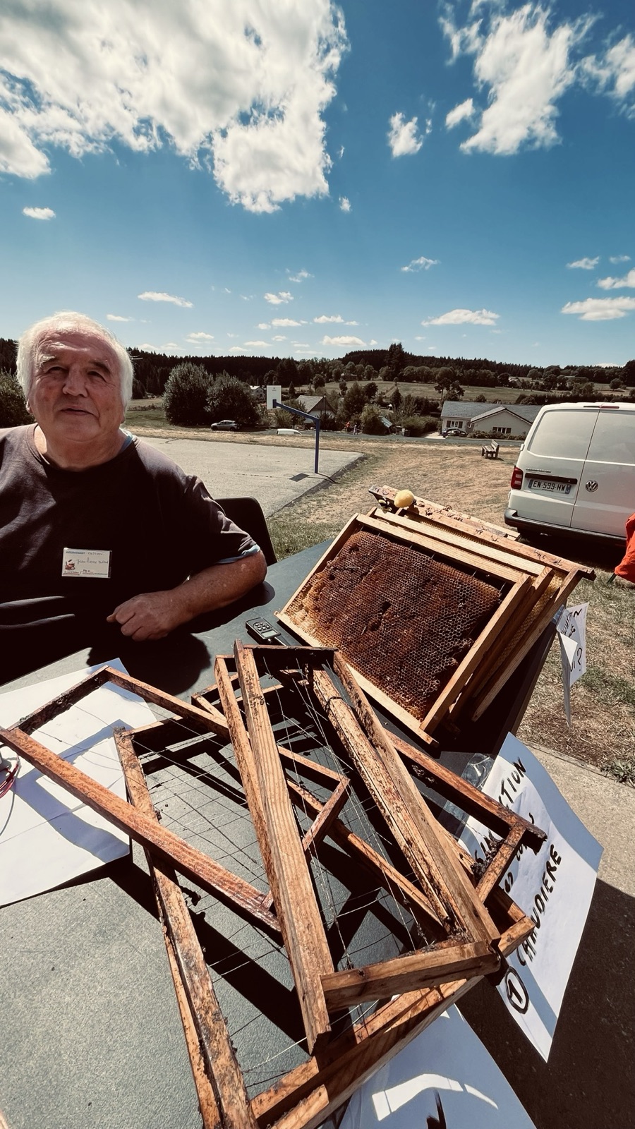 Démonstration sur un cadre de ruche