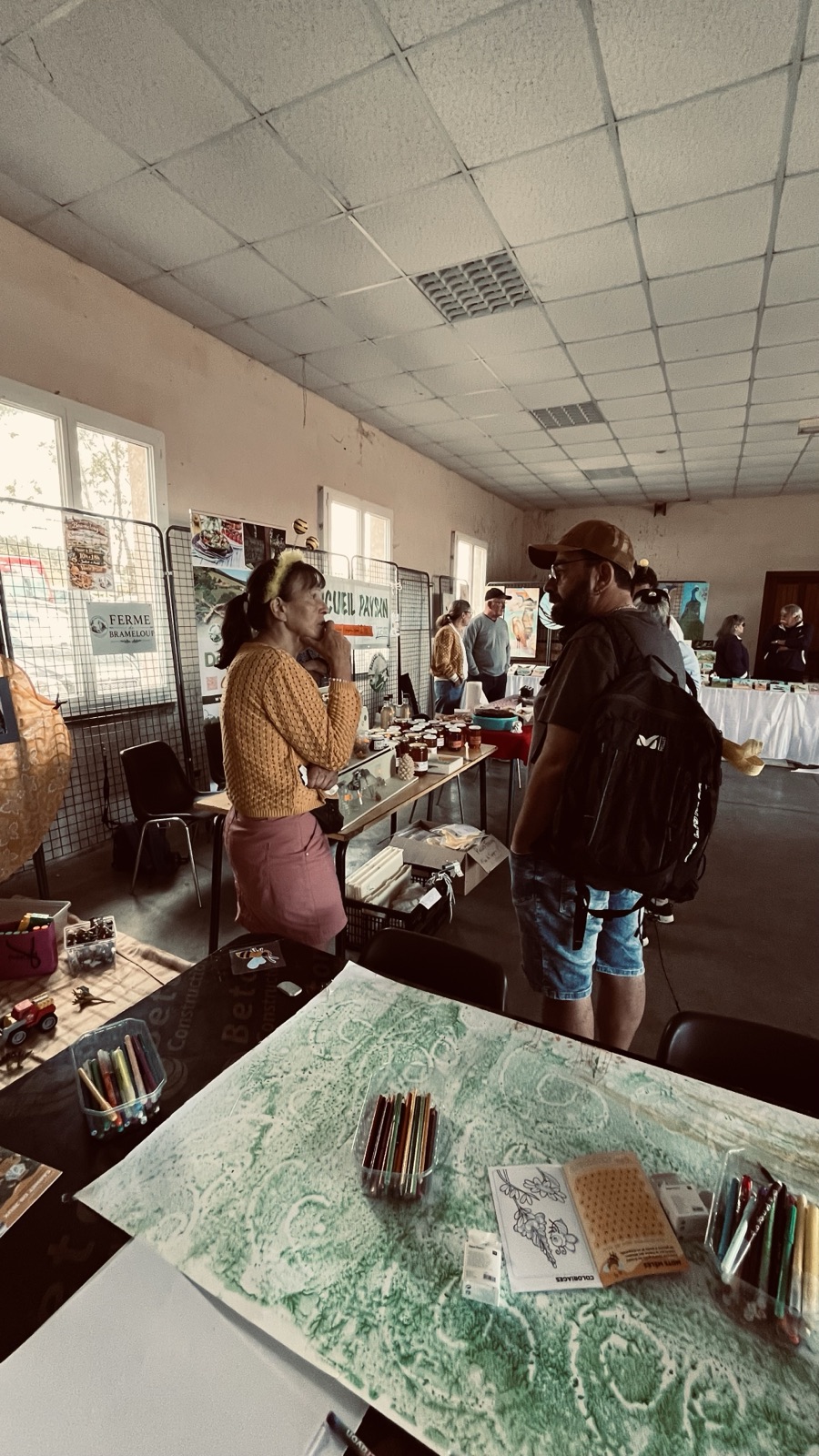 Moment de partage autour d'un stand